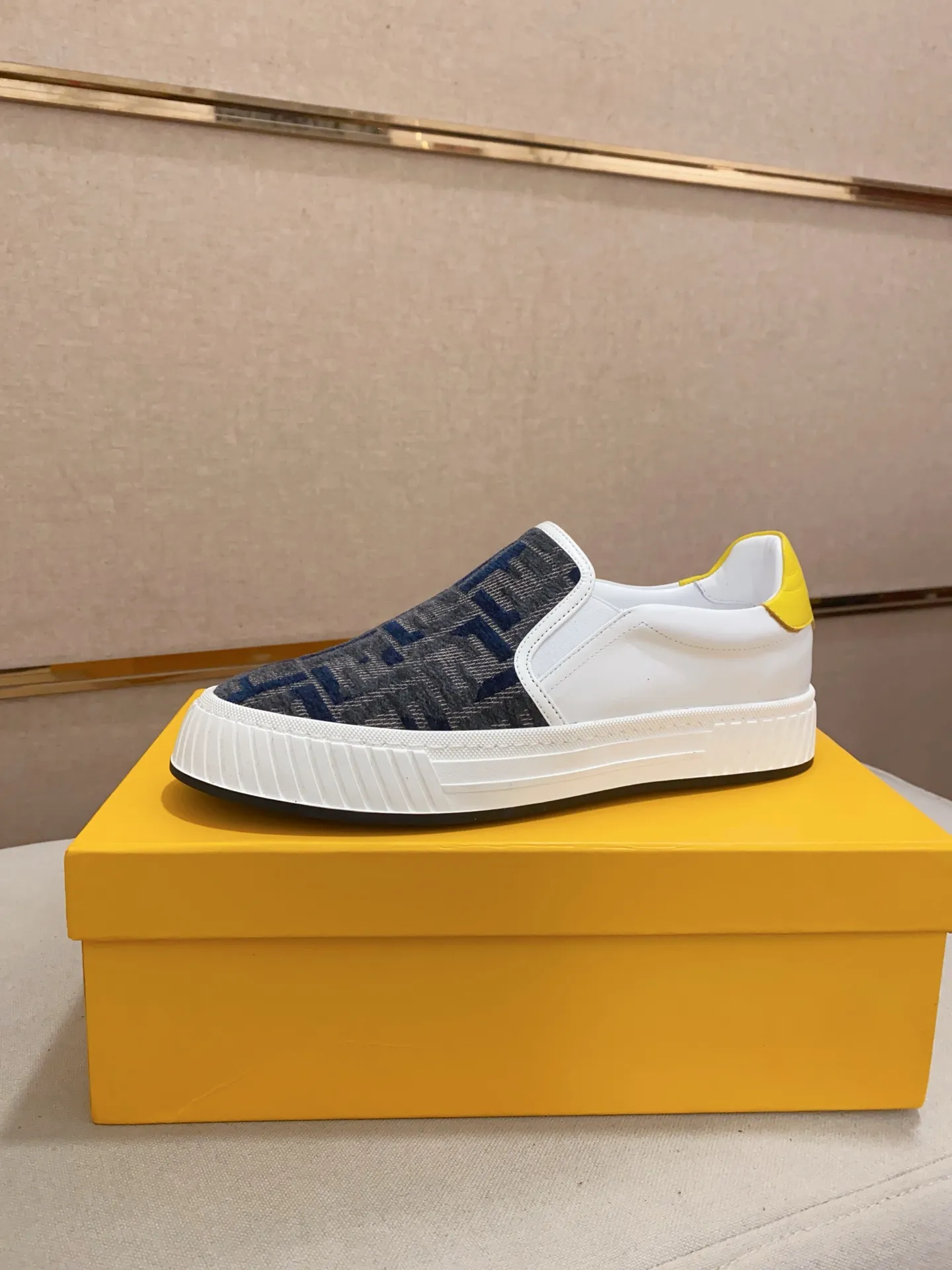 Men's shoes 💰 400💰 (fendi) New style 👊🏻 upper 🇮🇹 imported cowhide fabric 🇩🇪 lining imported sheepskin lining. The original outsole is molded to highlight the identity of every man, and the upper foot is elegant and stable🚶🏻🚶🏻The high-end custom counters reproduce the original version📯No matter the wind or rain, the shoe last remains unchanged and can withstand the verification of time🔍️,🔵 Size: 38-44